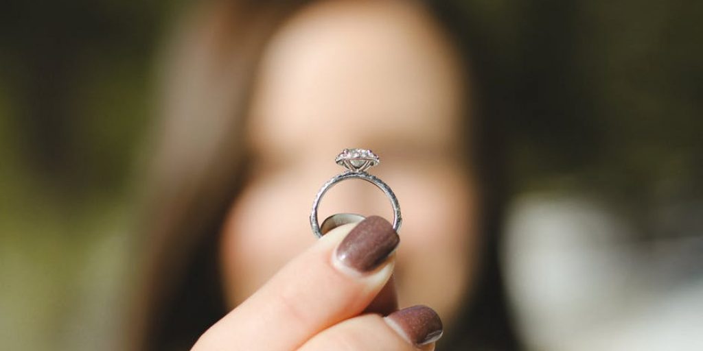 Engagement ring – does size matter?