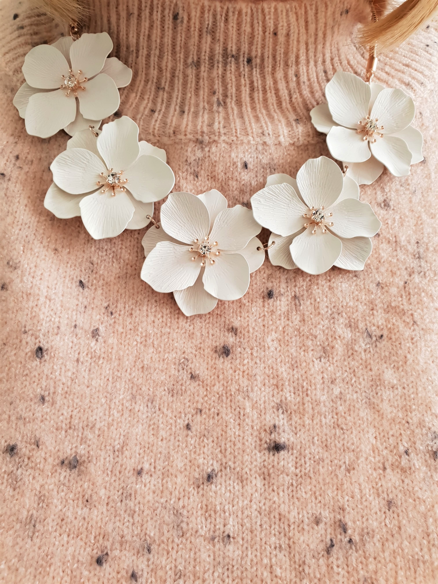 Neutral floral necklace Simply Be